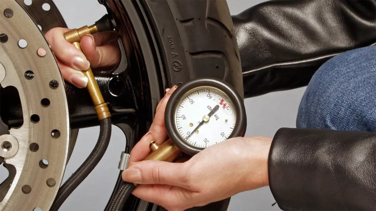 শীতকালে মোটরসাইকেলের চাকায় হাওয়া কম না বেশি দেবেন?