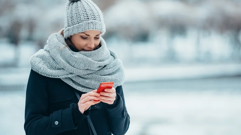 শীতকালে স্মার্টফোনের চার্জ দ্রুত শেষ হয়? জানুন আসল সত্য