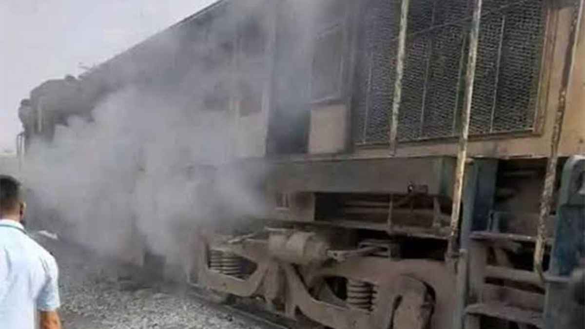 ময়মনসিংহে ট্রেনের ইঞ্জিনে আগুন, রেল যোগাযোগ বন্ধ