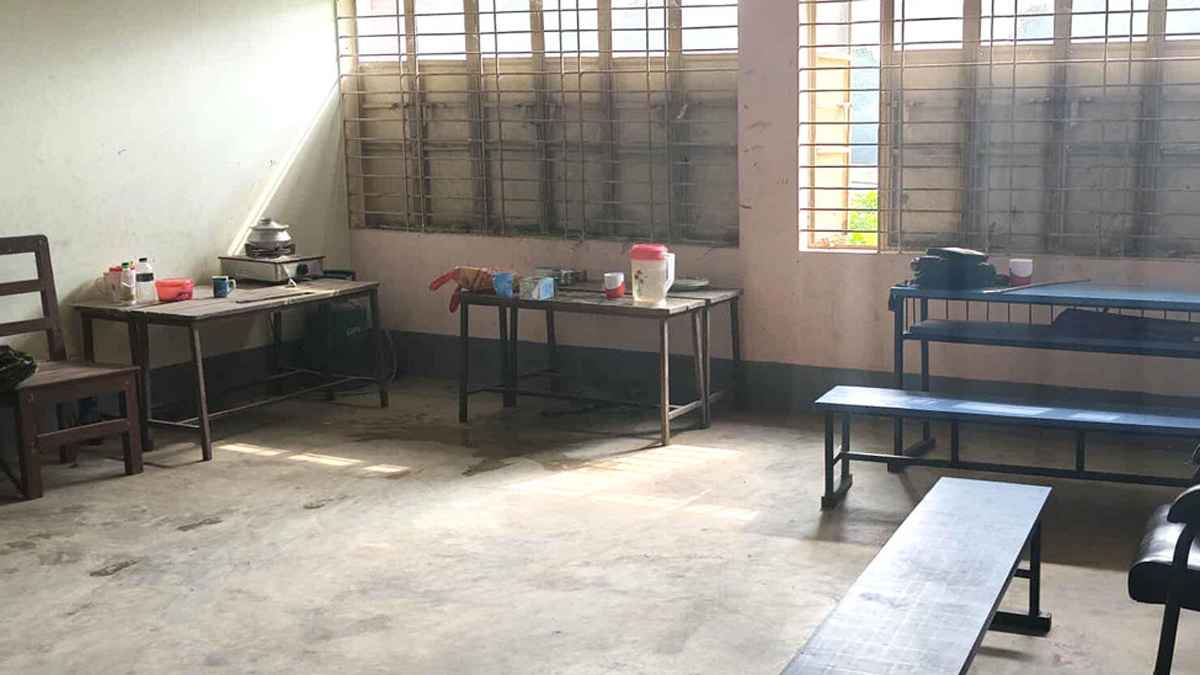 শ্রেণিকক্ষে হয় রান্না, রয়েছে পুরাতন কাপড়