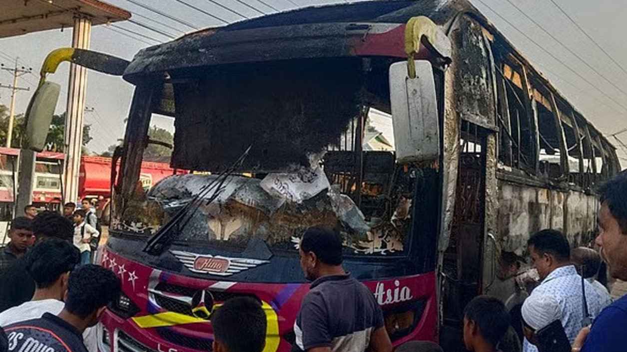 গভীর রাতে বাসে আগুন, ভেতরেই পুড়ে মারা গেলেন চালক
