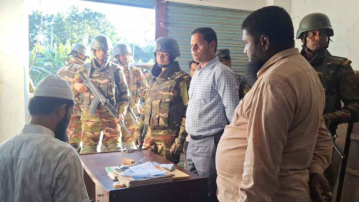 নড়াইলে আড়াই হাজার কেজি পলিথিন জব্দের পর ধ্বংস, ব্যবসায়ীকে জরিমানা