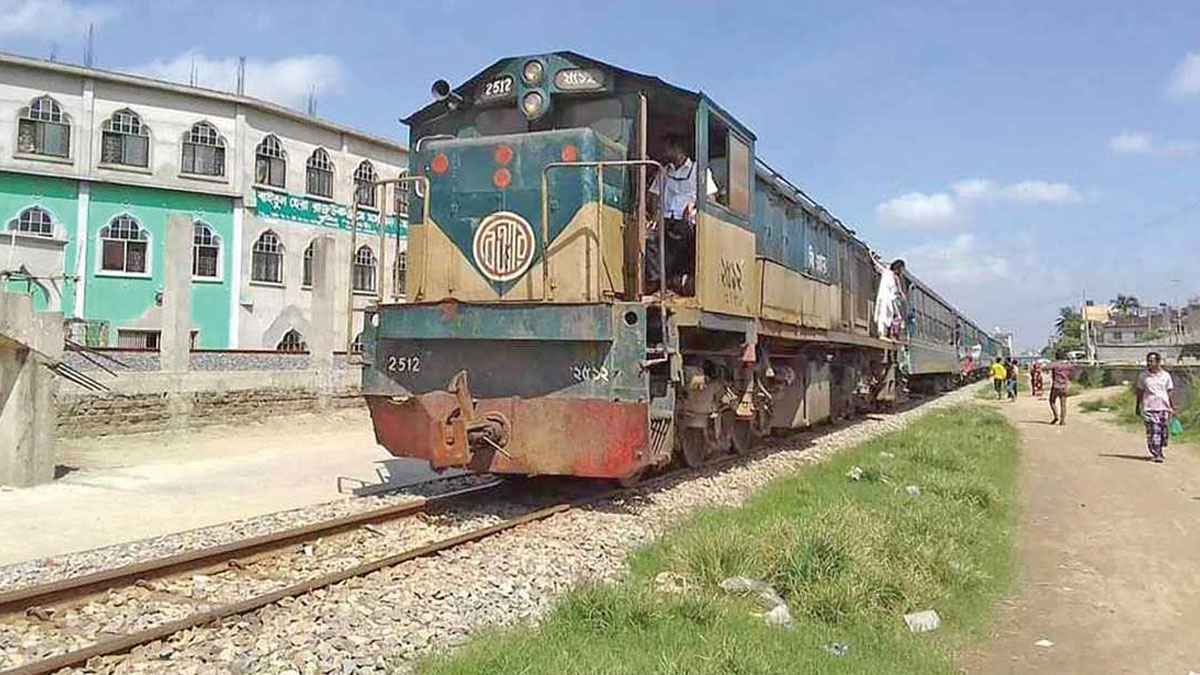 মাসে ৬০০ টাকায় যতবার খুশি ট্রেনে ঢাকা যাতায়াত