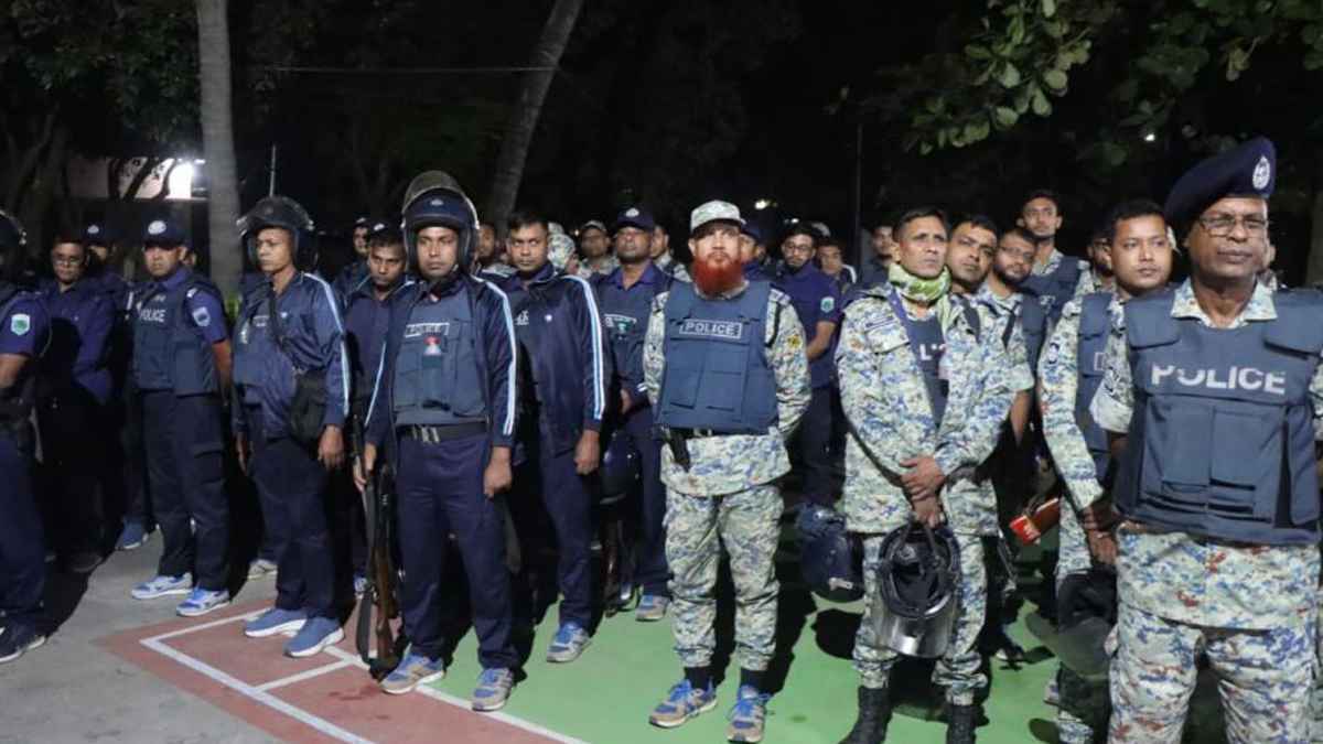 নাটোরে পদ্মার চরে অভিযান: আগ্নেয়াস্ত্রসহ আটক ২০