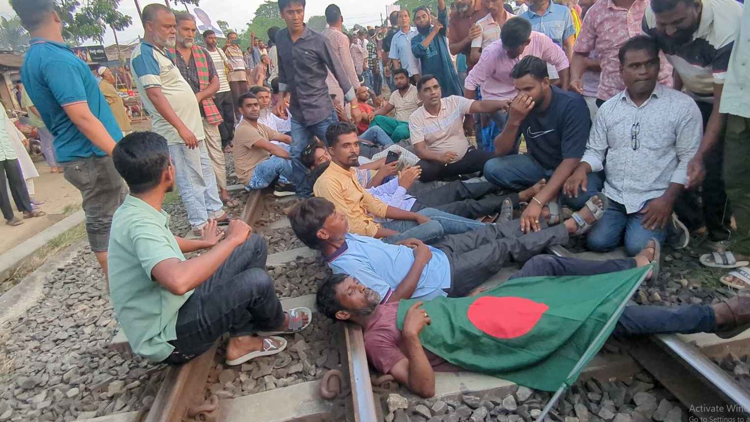 লালপুরে ধানের শীষের প্রার্থীকে প্রত্যাহারের দাবিতে রেলপথ অবরোধ