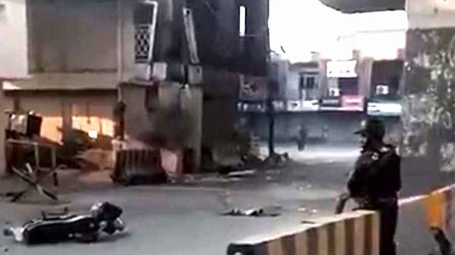 পাকিস্তানের সেনা দফতরে আত্মঘাতী হামলায় নিহত ৩