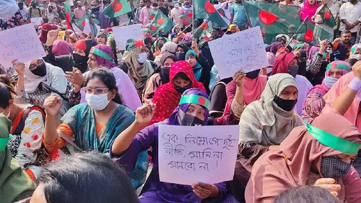 ৩ দফা দাবিতে প্রাথমিক শিক্ষকদের অবস্থান কর্মসূচি শুরু ৮ নভেম্বর