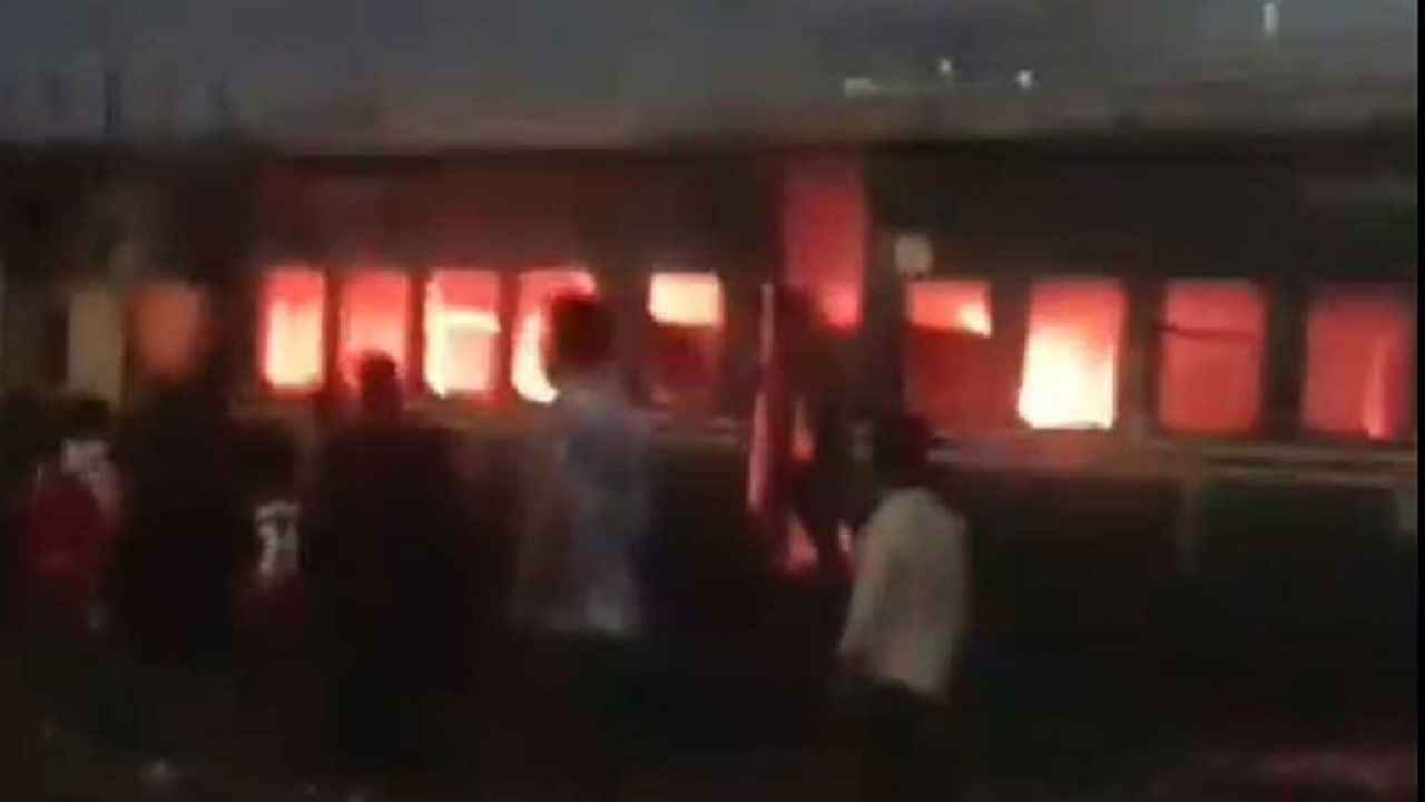 রাজধানীর তেজগাঁওয়ে থেমে থাকা ট্রেনে আগুন