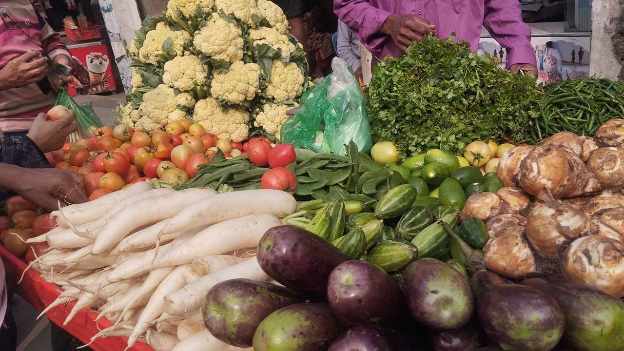 শীতের রঙিন সবজিতে ভরপুর কাঁচাবাজার, সরবরাহ বাড়ায় স্বস্তি
