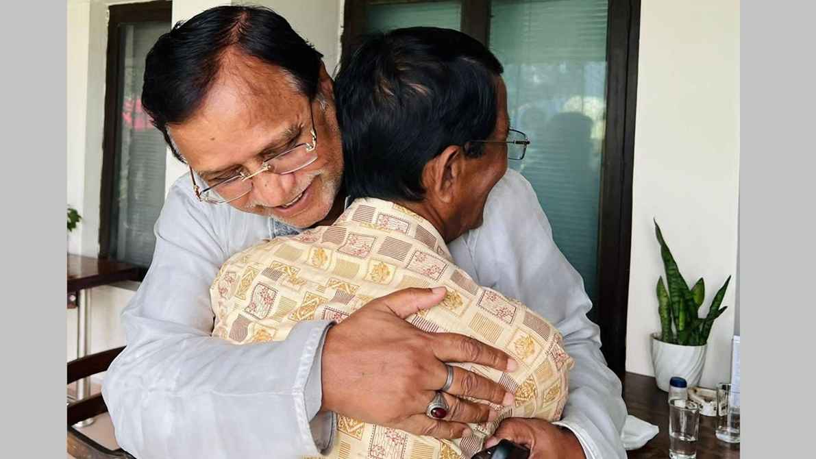 কনুইকাণ্ড: সেই সাংবাদিককে বুকে টেনে নিলেন বিএনপি নেতা সালাম