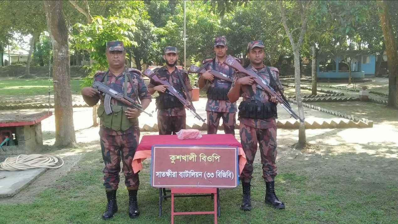 সাতক্ষীরা সীমান্তে ১০ কেজি গাঁজাসহ ৭ লাখ টাকার ভারতীয় পণ্য জব্দ