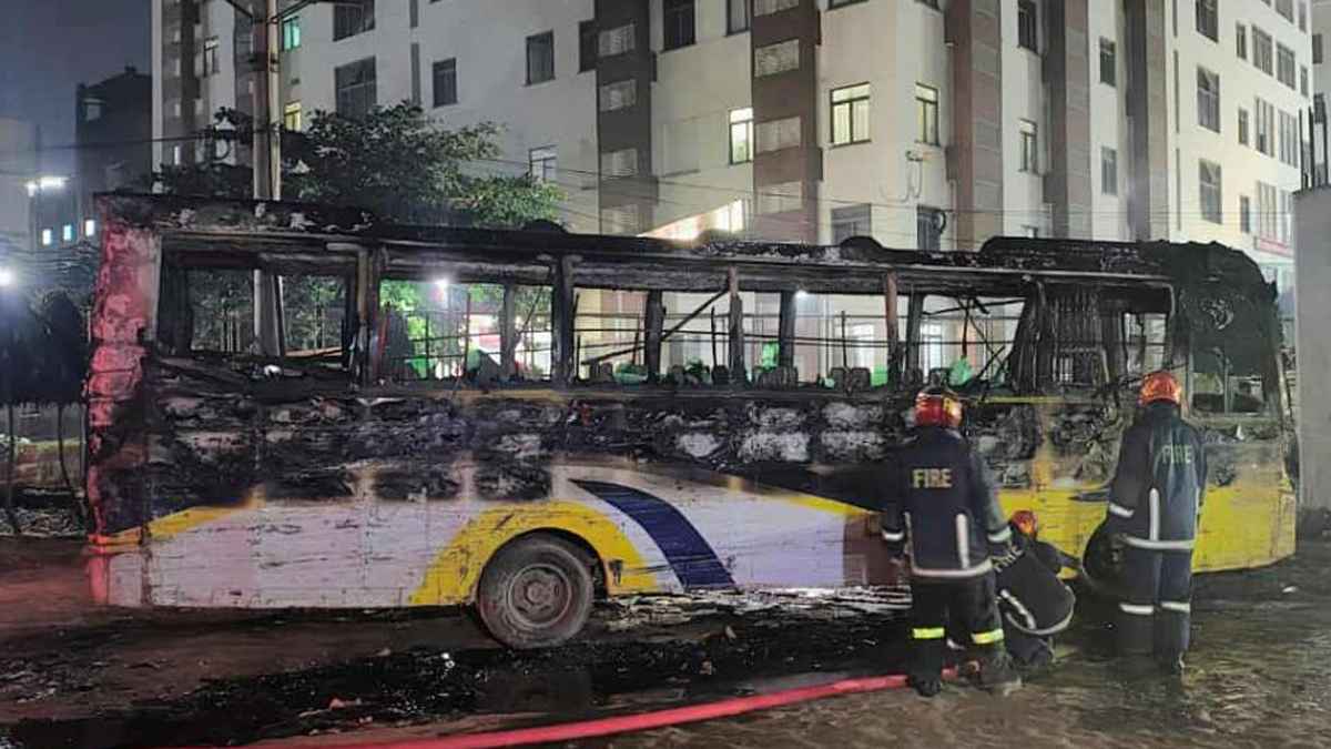আশুলিয়ায় সড়কের পাশে পার্কিং করা বাসে আগুন