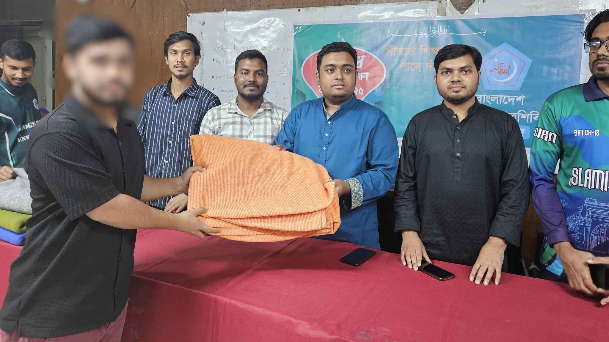 ঢাকা কলেজ শিক্ষার্থীদের মাঝে ছাত্রশিবিরের শীতবস্ত্র উপহার