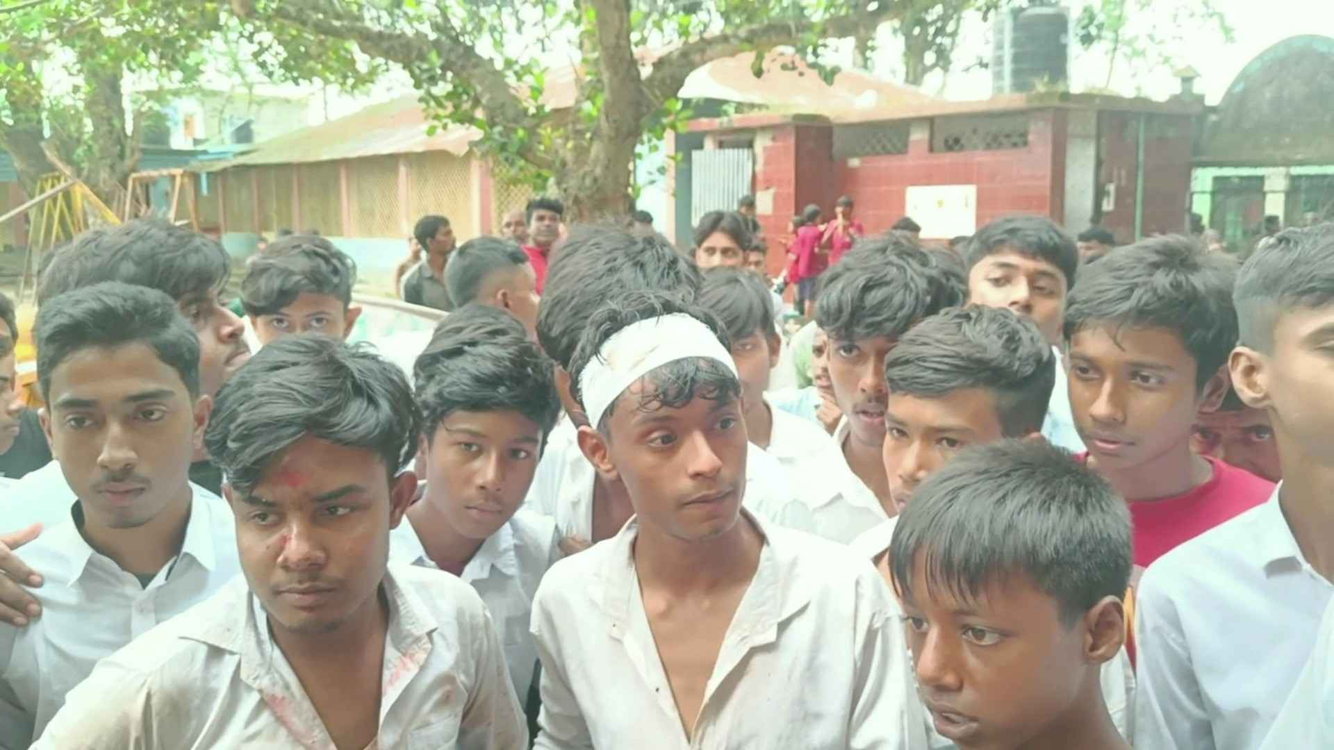 যোগদানকে কেন্দ্র করে সংঘর্ষ, পালিয়ে বাঁচলেন প্রধান শিক্ষক