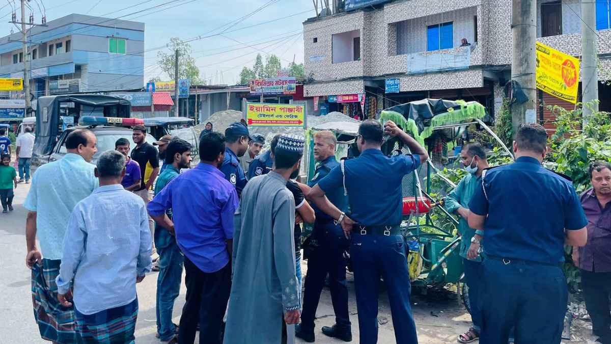 টাঙ্গাইলে বাসচাপায় অটোরিকশা চালকসহ নিহত ২