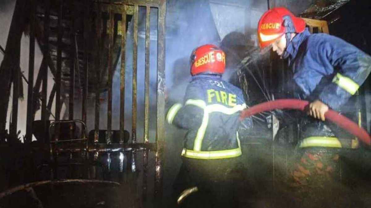 ঢাকা-টাঙ্গাইল মহাসড়কে যাত্রীবাহী চলন্ত বাসে আগুন