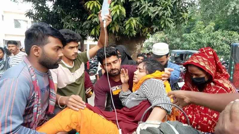 মাগুরায় ভূমিকম্প আতঙ্কে পোশাক কারখানার শতাধিক শ্রমিক অসুস্থ