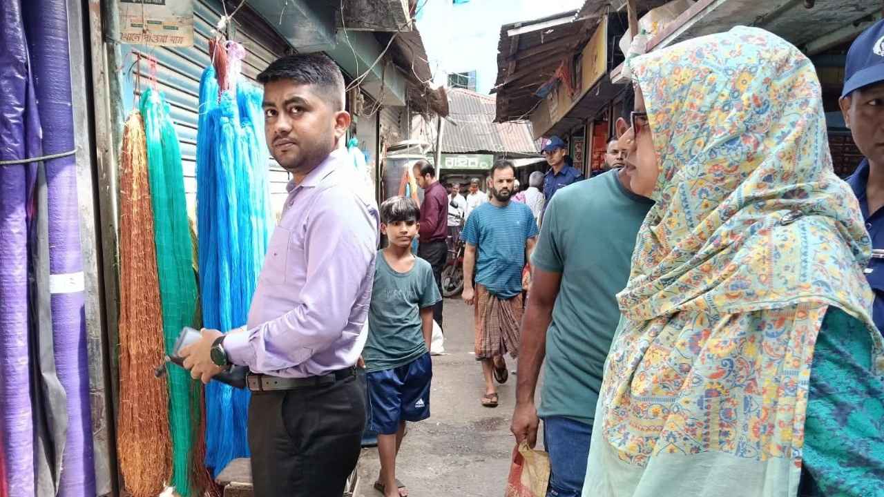 চাঁদপুরে নিষিদ্ধ পলিথিন জব্দ, দুই ব্যবসায়ীর জরিমানা