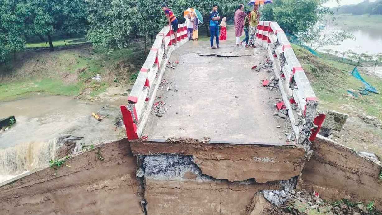 চাঁপাইনবাবগঞ্জে রাতভর বৃষ্টিতে ভেঙে পড়েছে কালভার্ট, যাতায়াত বন্ধ