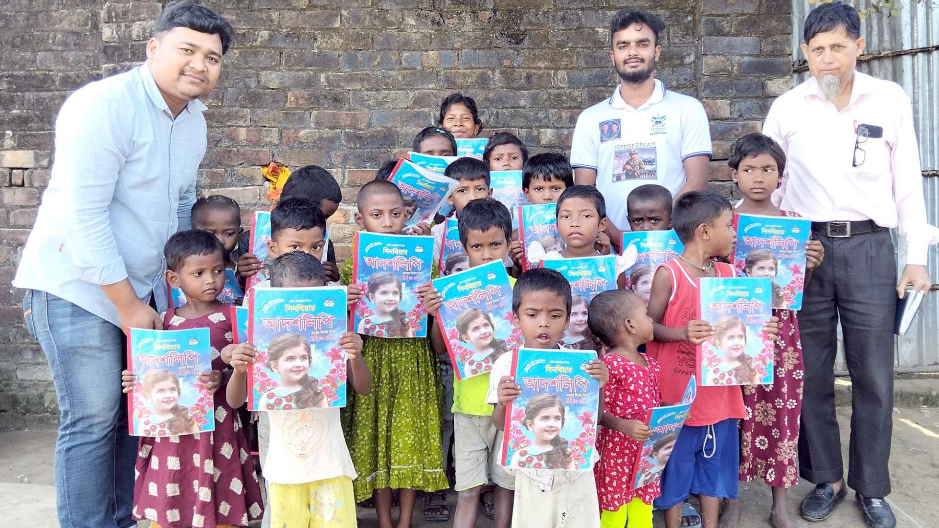 বীরগঞ্জে ক্ষুদ্র নৃগোষ্ঠী শিশুদের হাতে নতুন বর্ণমালা বই