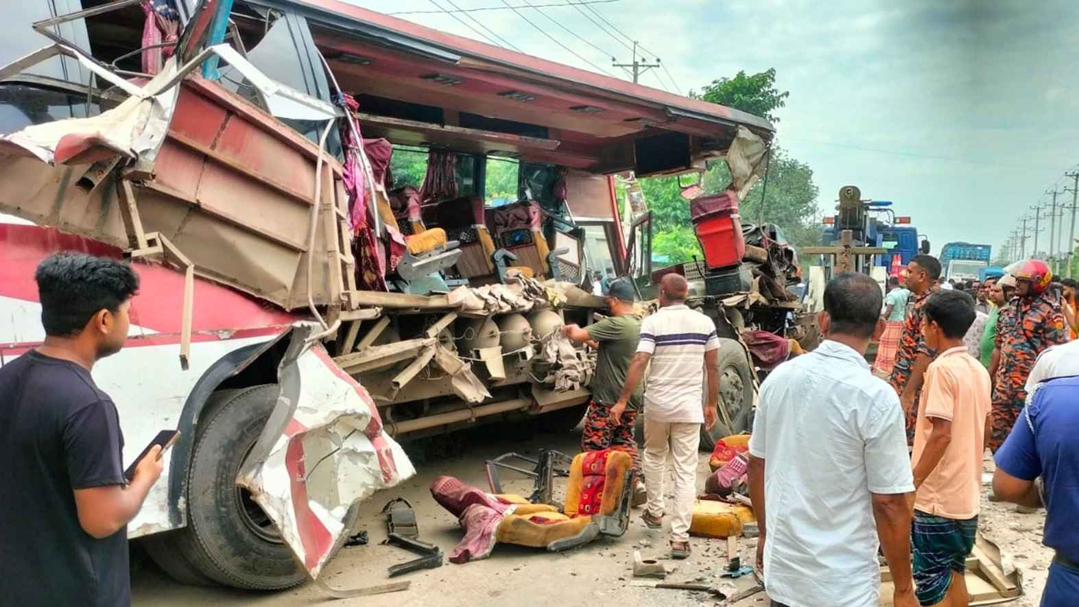 শায়েস্তাগঞ্জে দুই বাসের মুখোমুখি সংঘর্ষে নিহতের সংখ্যা বেড়ে ৩, আহত ৫০