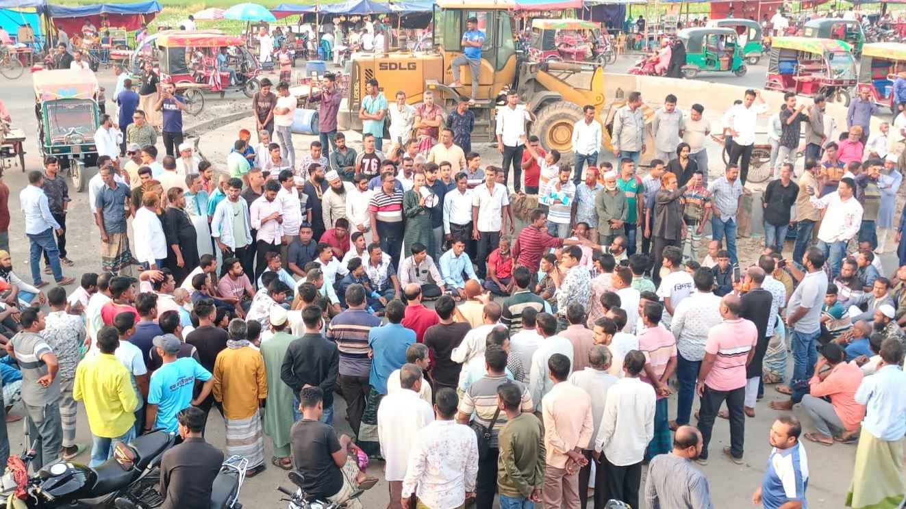 মনোনয়ন পরিবর্তনের দাবিতে সড়ক অবরোধ করে বিক্ষোভ