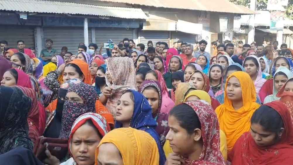 গাজীপুরে অনির্দিষ্টকালের জন্য কারখানা বন্ধ, শ্রমিকদের বিক্ষোভ