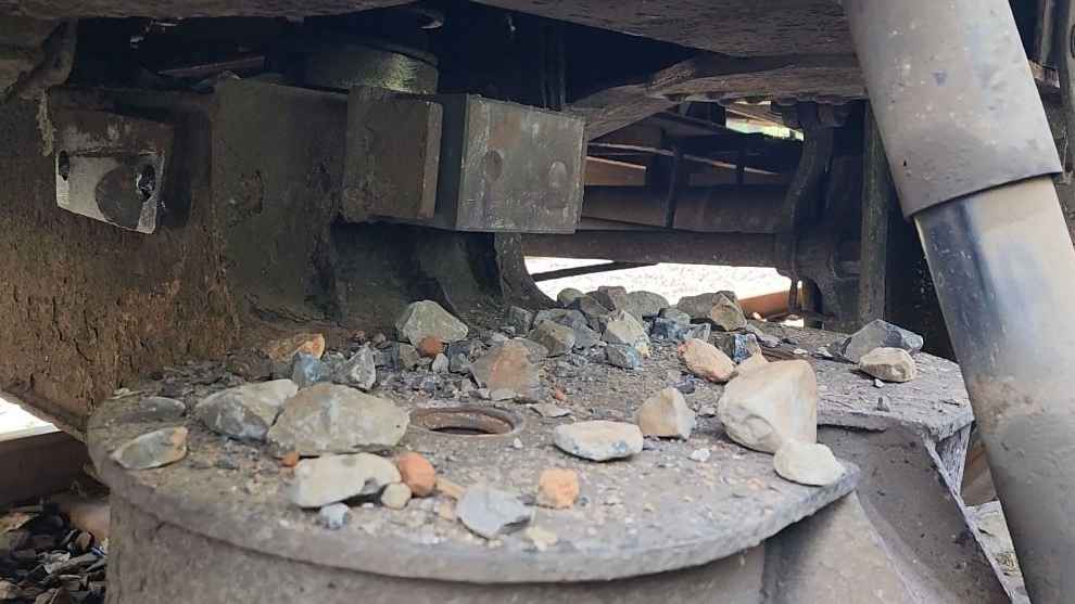 ভেঙে গেছে লাগেজভ্যানের স্প্রিং, ঝিনাইদহে ট্রেন চলাচল ব্যাহত