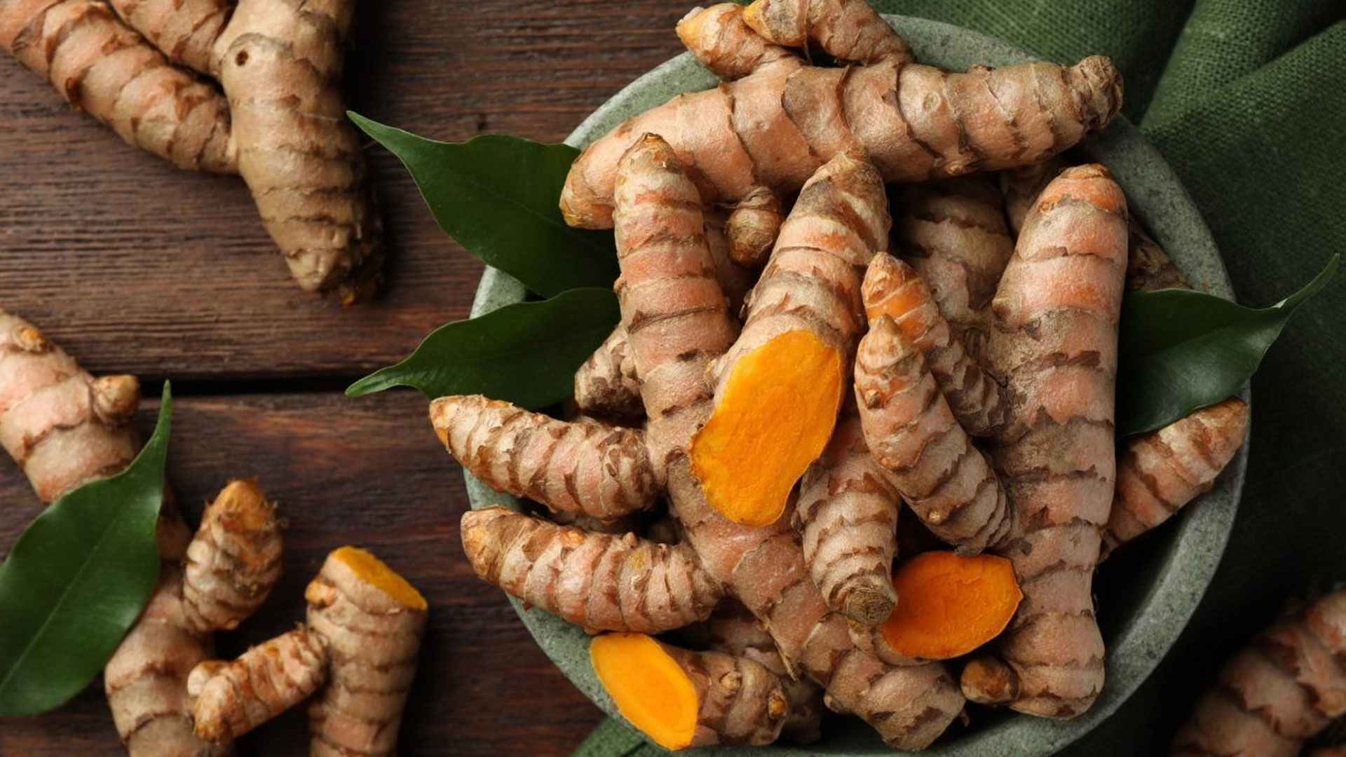 শীতে ত্বকের যত্নে ভরসা রাখুন কাঁচা হলুদে