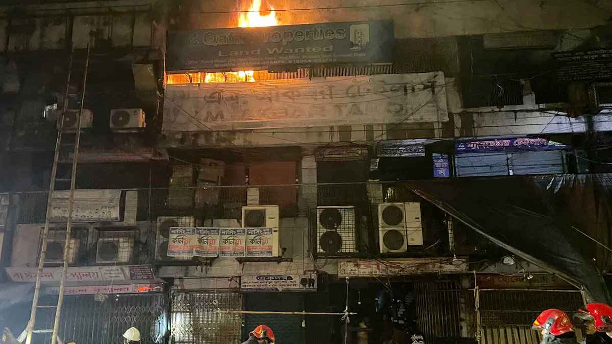 গুলিস্তানে আ. লীগের দলীয় কার্যালয়ের পাশের মার্কেটে আগুন