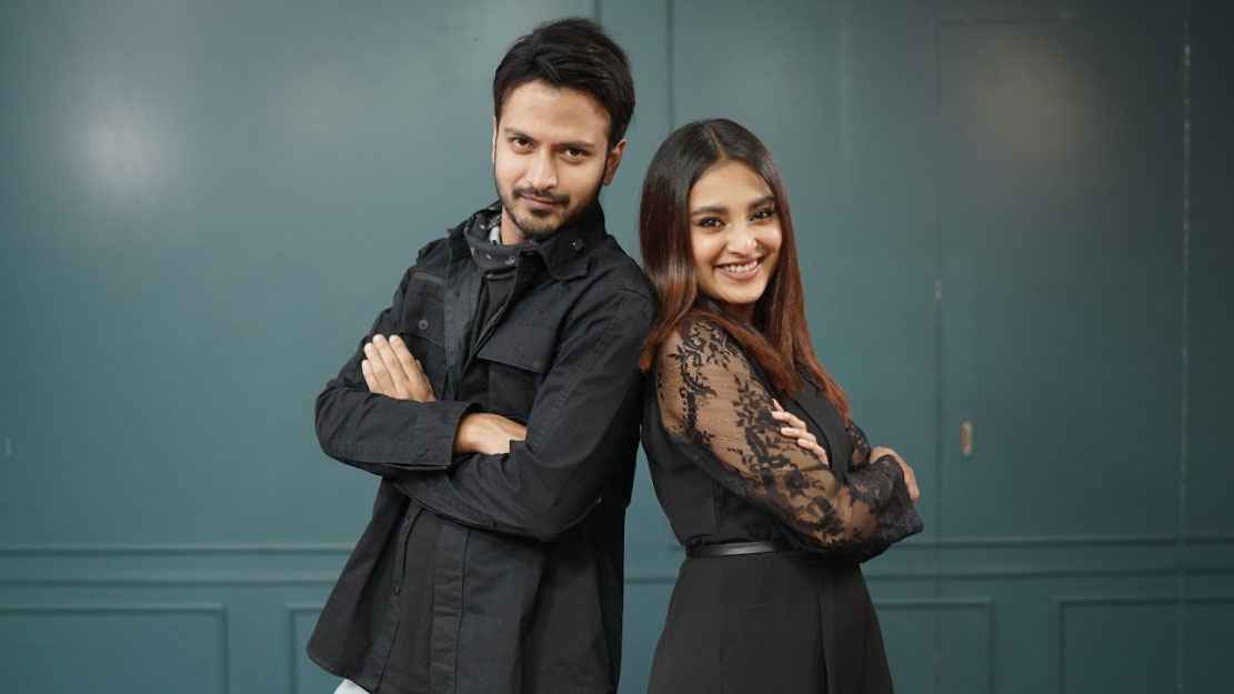 Pastdan korilgan yalangoch semiz ayollarning fotosuratlari