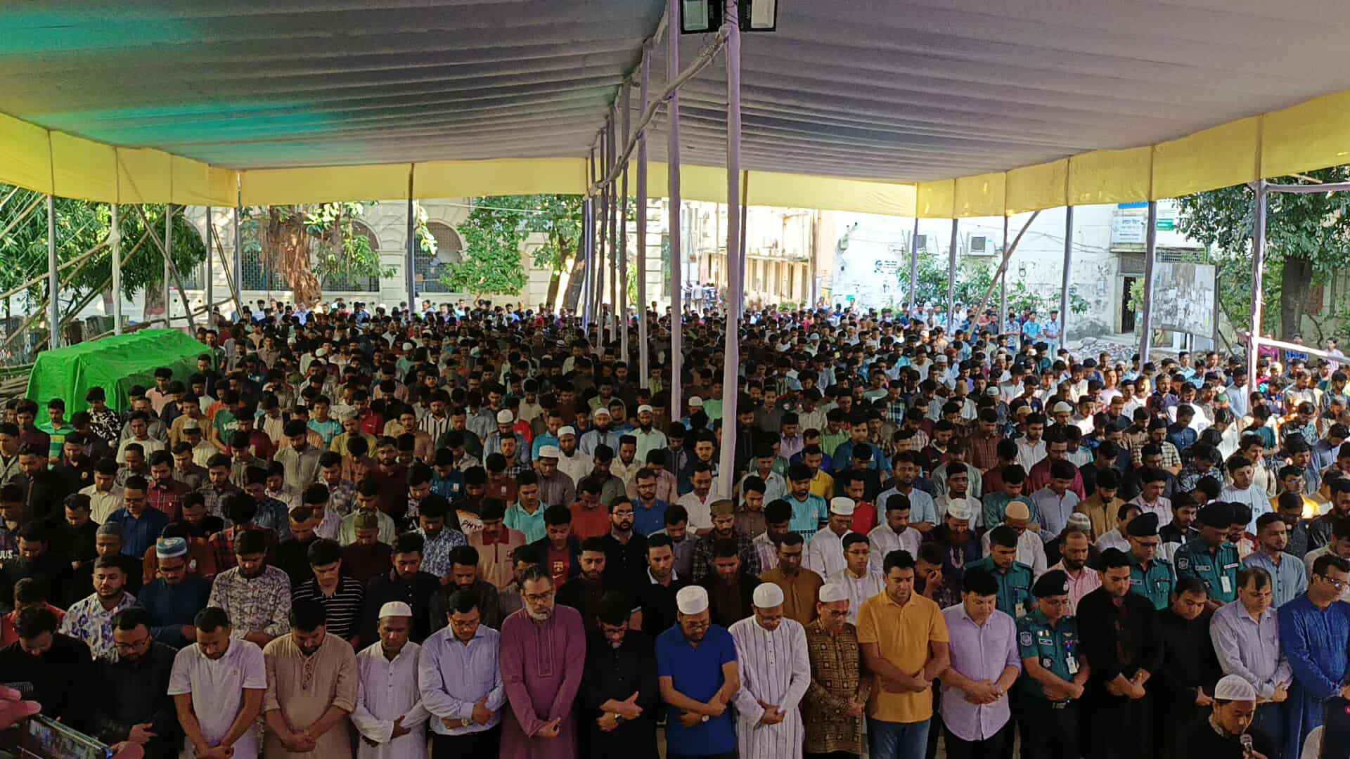 জোবায়েদের জানাজায় অংশ নিয়ে খুনিদের দ্রুত বিচার চাইলেন শিক্ষক-সহপাঠীরা