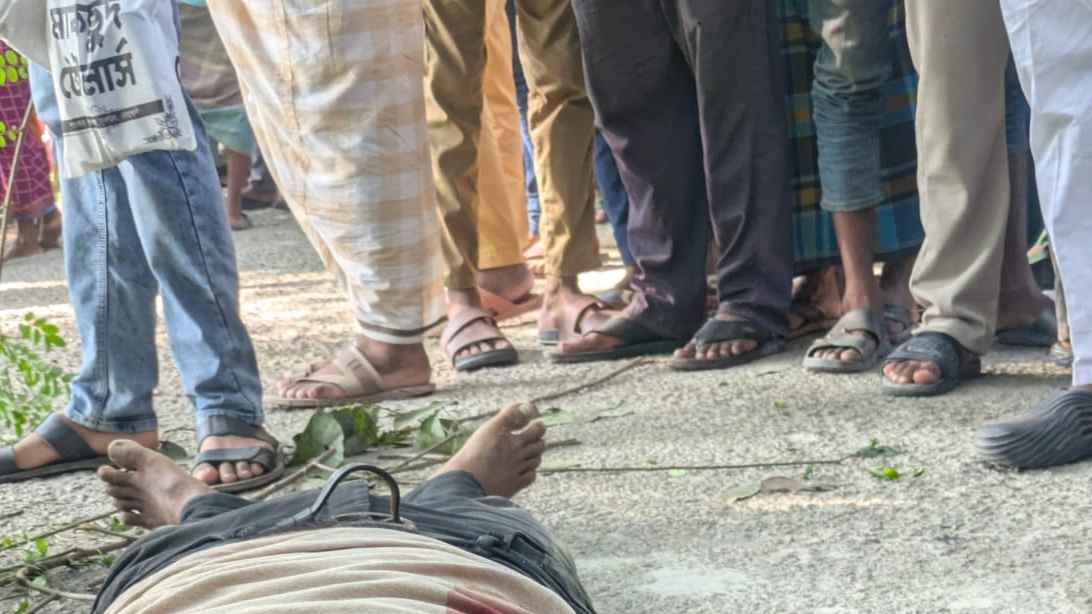 নোয়াখালীতে রাস্তায় প্রকাশ্যে যুবককে গলা কেটে হত্যা