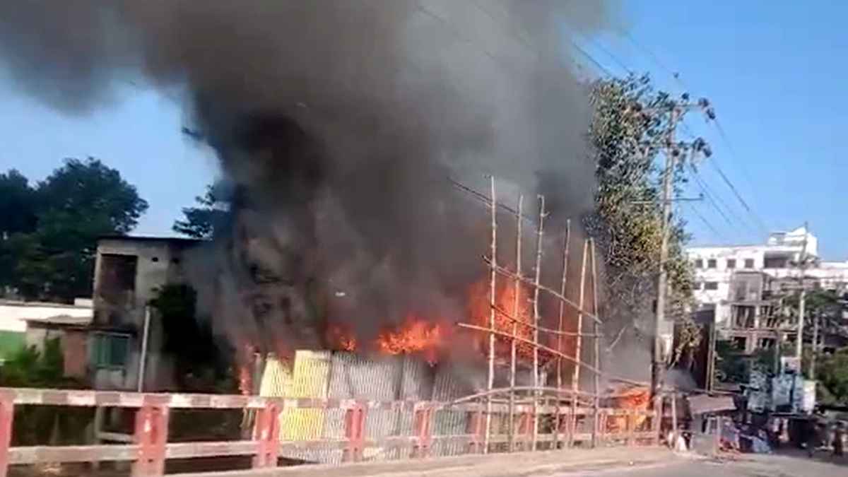 চাঁদপুরে আগুনে ৭ ব্যবসা প্রতিষ্ঠান পুড়ে ছাই