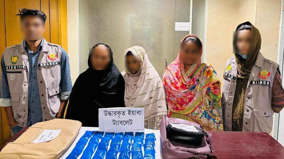 কক্সবাজার থেকে ইয়াবা এনে ঢাকায় গ্রেফতার ৩ নারী
