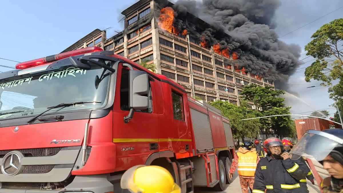 চট্টগ্রাম ইপিজেডে আগুন নেভাতে যোগ দিয়েছে সেনা ও নৌবাহিনী
