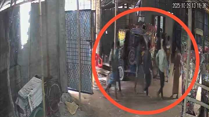 শ্রমিকদল নেতা পরিচয়ে রিকশার গ্যারেজে লুটপাট