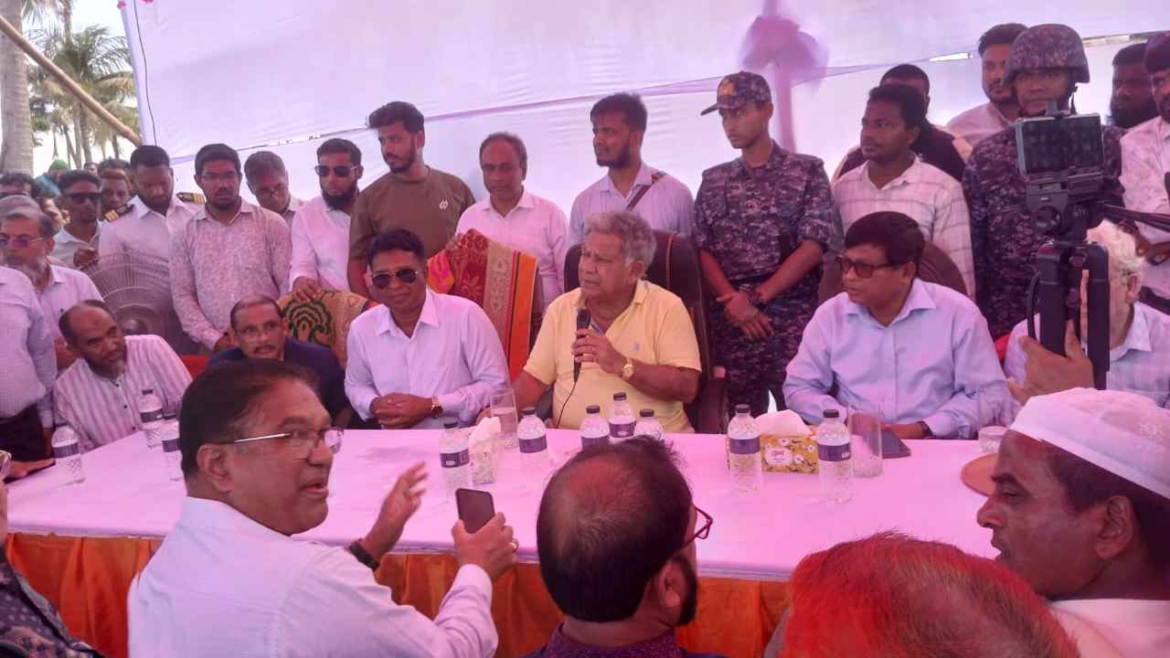 ‘হাতিয়ার মানুষ রাজনীতির শিকার, যখন যে নির্বাচিত হয় সে এসে ঘাট দখল করে’