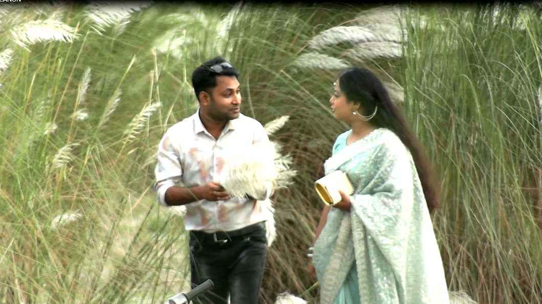 যমুনা পাড়ে কাশফুলের রাজ্যে প্রকৃতিপ্রেমীদের ভিড়