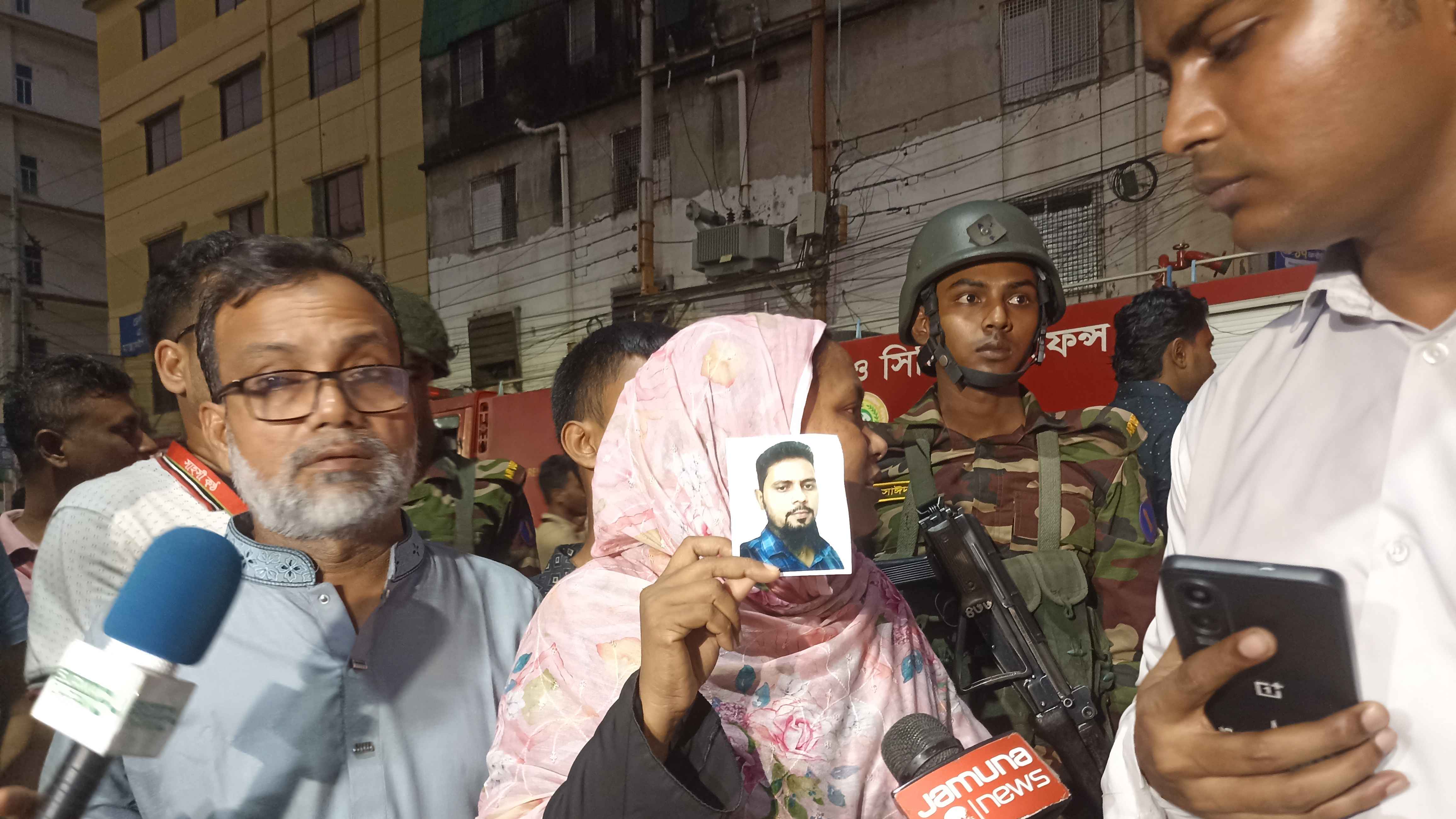 মিরপুরে আগুন: ছবি হাতে নিখোঁজ স্বজনদের অপেক্ষা