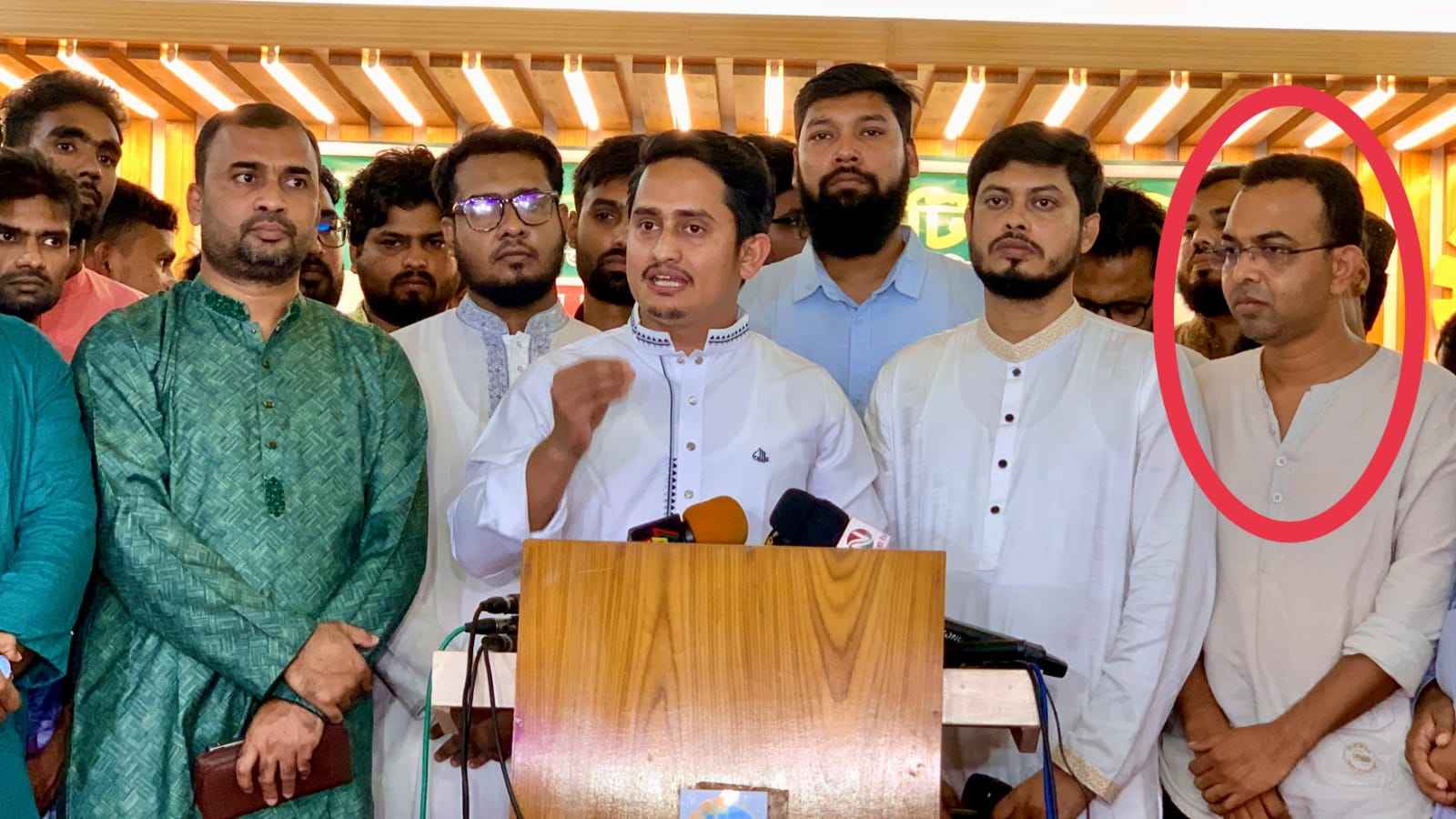 আওয়ামী লীগের ‘দোসরকে’ নিয়ে সভা করলেন সারজিস