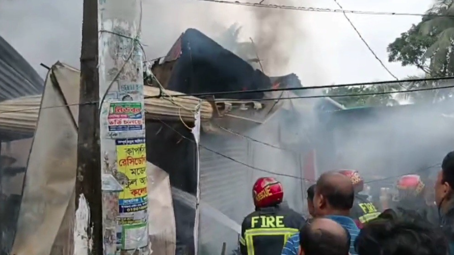 কাপাসিয়া বাজারে আগুনে ৫ দোকান পুড়ে ছাই
