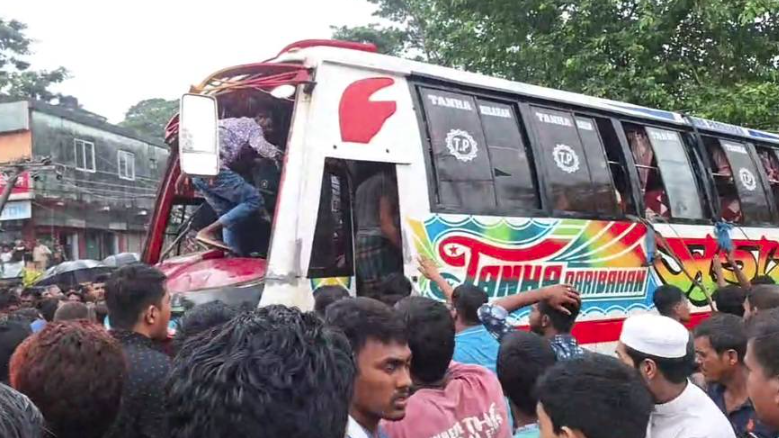 ফেনীতে সড়ক দুর্ঘটনায় নিহত ৩, আহত ২০