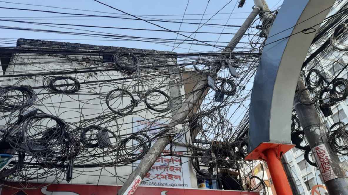 ঝুলন্ত তারের ফাঁদে ঢাকা, সৌন্দর্য হারাচ্ছে নগরী, বাড়ছে দুর্ঘটনা