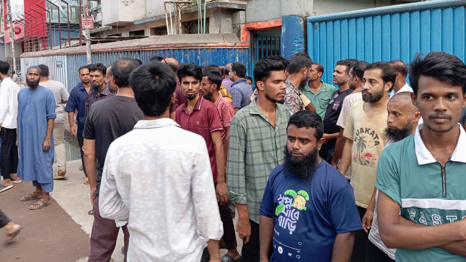 অপসোনিন স্যালাইন কারখানার ৫০০ শ্রমিক ছাঁটাই, প্রতিবাদে বিক্ষোভ, সংঘর্ষ