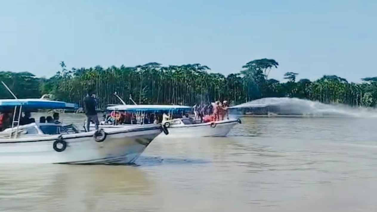 জেলেদের হামলা ঠেকাতে জলকামানের ব্যবহার