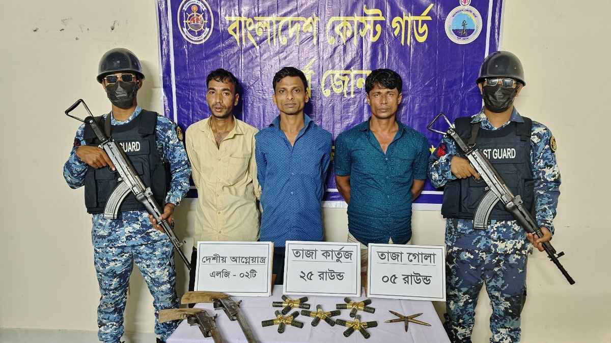 কক্সবাজারে দেশীয় অস্ত্রসহ তিন সন্ত্রাসী আটক