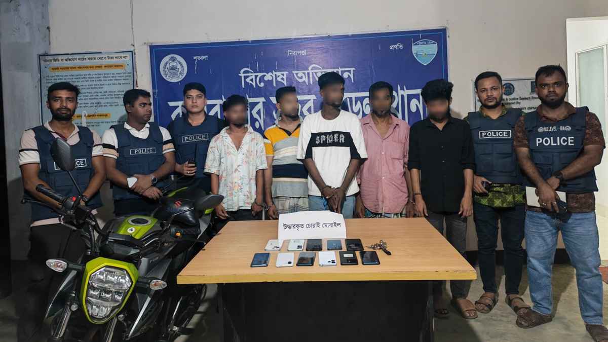 কক্সবাজারে পর্যটককে ছুরিকাঘাত করে মোবাইল ছিনতাই, গ্রেফতার ৫