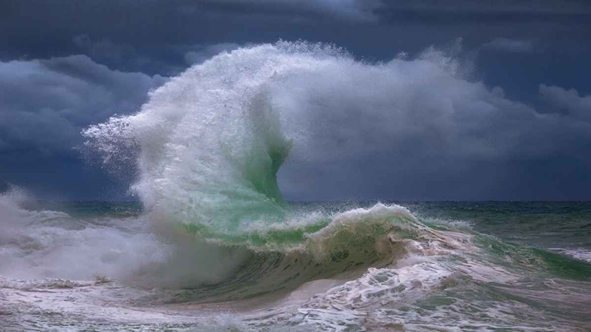 প্রবল ঘূর্ণিঝড়ে পরিণত হয়েছে ‘মোন্থা’, দক্ষিণাঞ্চলে বৃষ্টির আভাস