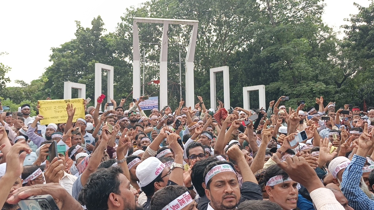 উত্তাল শহীদ মিনার, দুইটার মধ্যে প্রজ্ঞাপন না হলে 'মার্চ টু সচিবালয়'